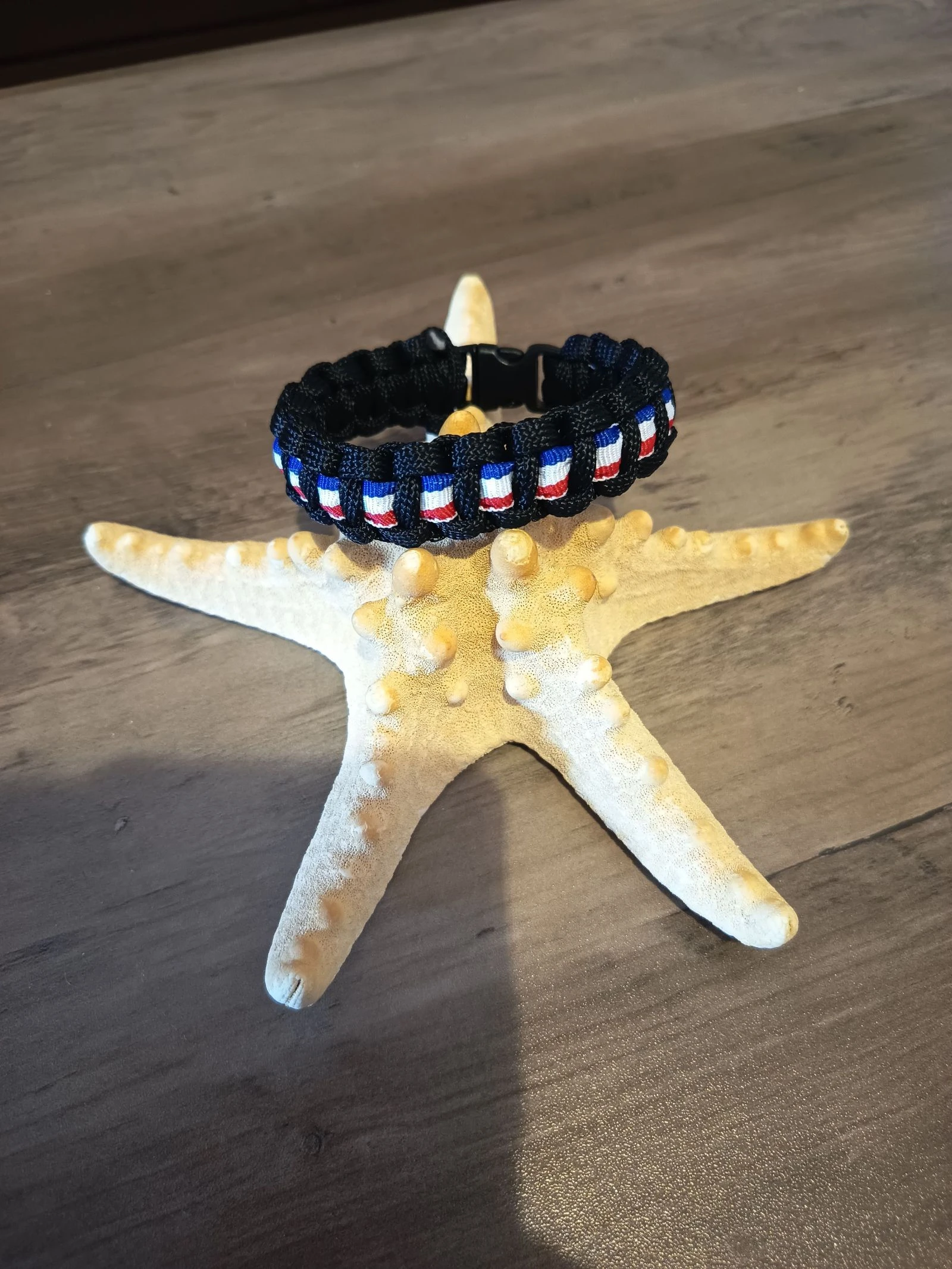 Bracelet aux couleurs de votre choix arborant le drapeau français.